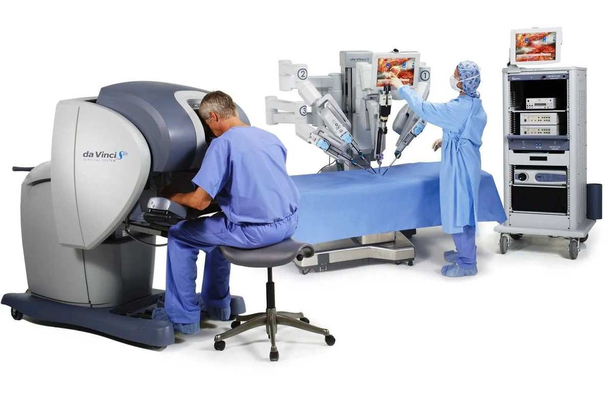 Surgeon performing surgery using da Vinci robotic surgery machine